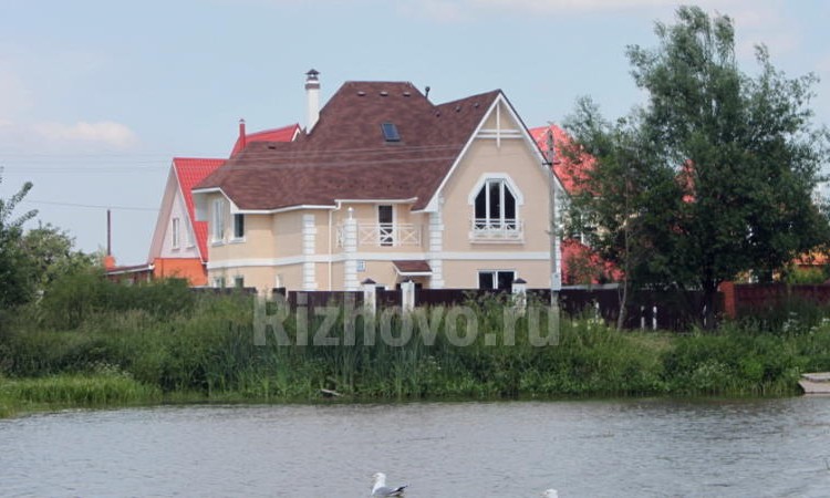 Дом у реки